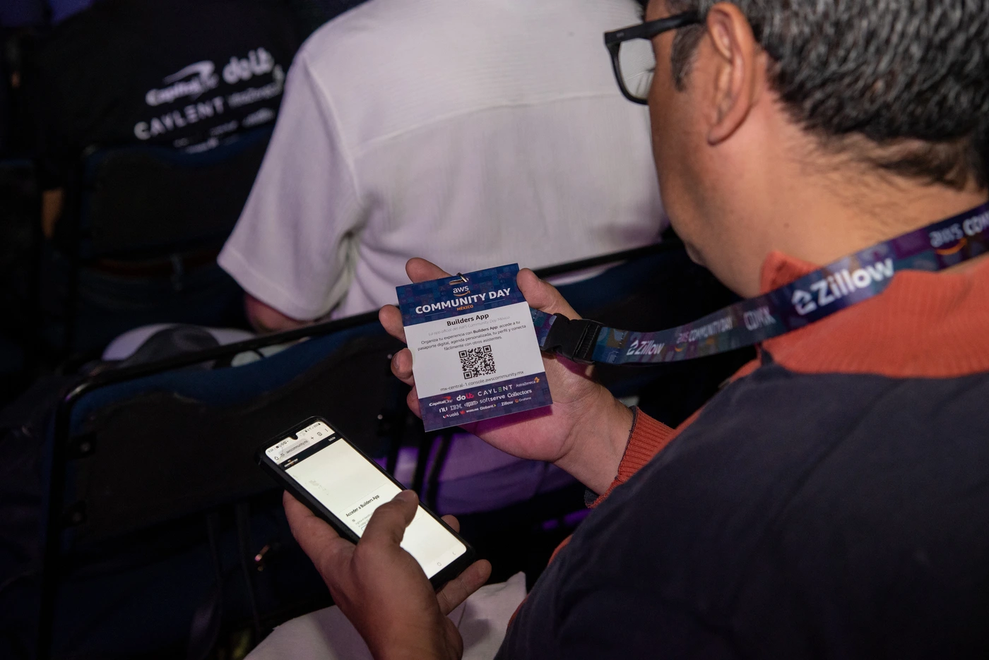 Mentores y estudiantes colaborando